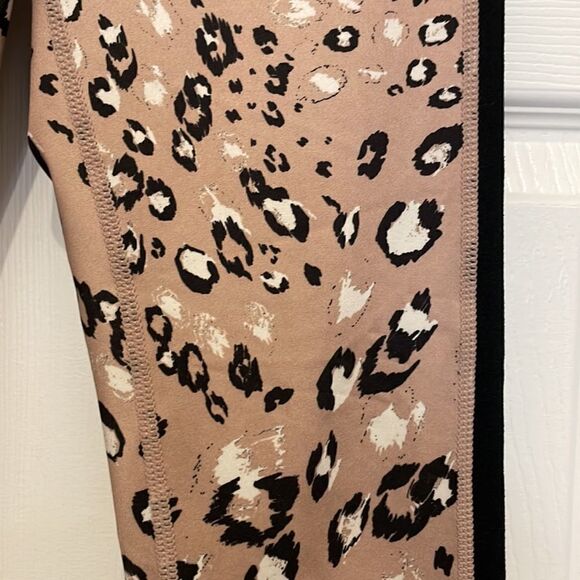 ✨Zella Carmine High Waist Crop Tan & Black Leopard Print Leggings - Picture 2 of 4